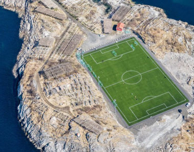 campo de futbol Henningsvaer Noruega