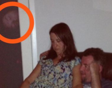 Días después del entierro, su hija sacó esta foto. Cuando la vio de cerca sintió un gran escalofrío en todo el cuerpo