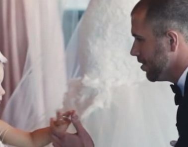 En medio de la boda, el novio le dijo algo impactante a la hija de su prometida