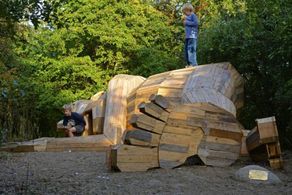Este escultor ha llenado el bosque de Copenhague con magníficas esculturas de madera