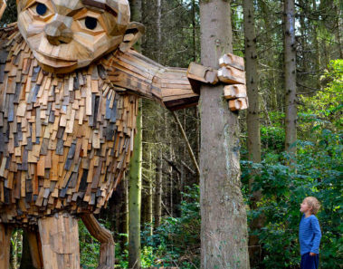 Este escultor ha llenado el bosque de Copenhague con magníficas esculturas de madera