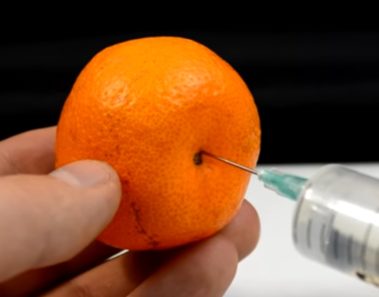Inyéctale agua a una mandarina usando una jeringa y mira la sorpresa que te espera cuando la peles