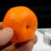 InyÃ©ctale agua a una mandarina usando una jeringa y mira la sorpresa que te espera cuando la peles