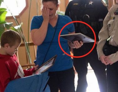 La madre abrió la puerta y había dos policías. Cuando vio lo que tenían en las manos no supo qué decir…