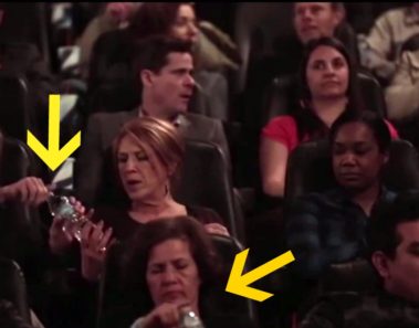 Les regalaron botellas de agua en el cine, pero la sorpresa llegó al no poderlas abrir…