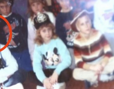 Maestra encontró una foto de hace 30 años. Lo que vio en la esquina izquierda la dejo sorprendida
