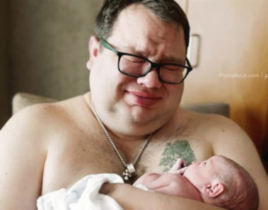 ¿Conoces a los bebés arcoíris? Esta familia no pudo evitar llorar de la felicidad al recibir el suyo