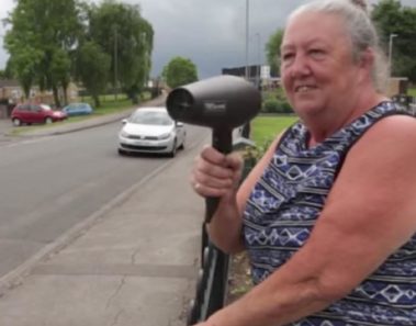 Esta mujer agarra el secador y apunta al auto que pasa por su calle. ¡Lo que pasa entonces es una absoluta locura!
