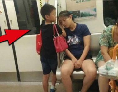 Este niño se paró junto a mujer dormida y lo que le hizo, se ha vuelto viral en todo el mundo