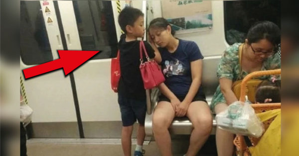 Este niño se paró junto a mujer dormida y lo que le hizo, se ha vuelto viral en todo el mundo
