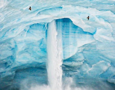 Svalbard sorprende al mundo con sus majestuosas cascadas glaciares