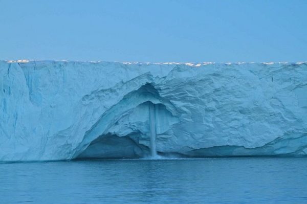 Svalbard sorprende al mundo con sus majestuosas cascadas glaciares