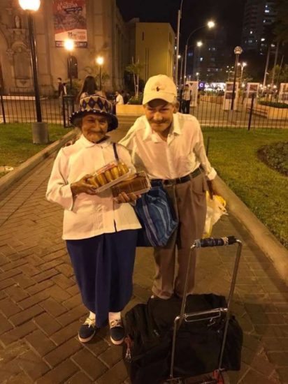 Esta pareja de abuelitos se ha viralizado por la razón más adorable del mundo
