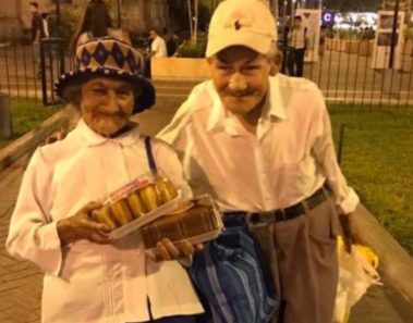 Esta pareja de abuelitos se ha viralizado por la razón más adorable del mundo