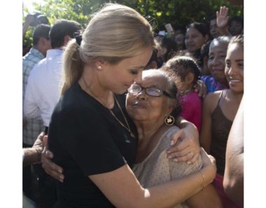 Jovencita damnificada de Oaxaca le regaló una cadena de oro a Angélica Rivera y ella la aceptó. La cadena era lo más valioso de su familia