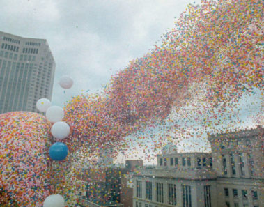 Esto es lo que sucede cuando más de un millón de globos se sueltan al aire
