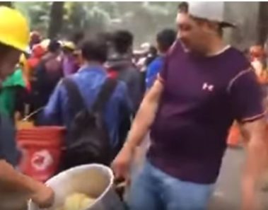 Humilde vendedor de tamales regala su producto a rescatistas y voluntarios