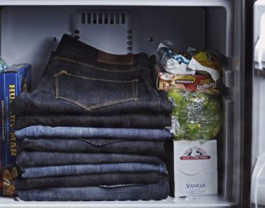 Mete tus jeans en el congelador durante 24 horas: ¡no creerás el resultado!