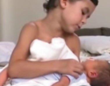 Esta mujer no podía creer lo que su hijo de 6 años hacía con su hermanito recién nacido