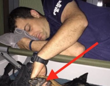 No creerás lo que este policía tenía en su mano mientras dormía