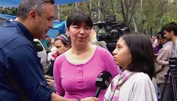 "No podría vivir sin él" niña de 10 años salvó a su hermanito durante el sismo de México