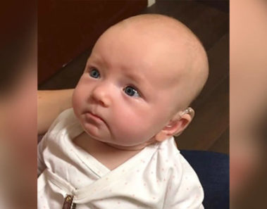 Bebita sorda oye a su madre decir “te amo” por primera vez