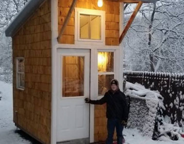 Chico de 13 años construye su propia casa. Mira esta obra maestra de 9 m2