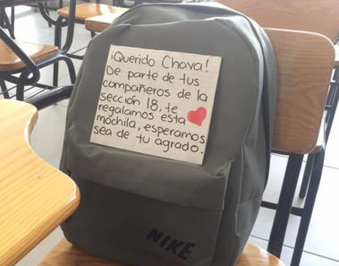 Chico no tiene dinero para comprar mochila – mira su reacción cuando los amigos lo sorprenden
