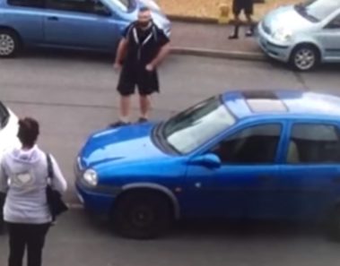 Un coche bloquea la salida de su garaje y en lugar de llamar a la grúa avisa a su sobrino