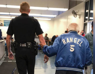 Echan del Banco a un anciano enojado, entonces un policía lo vuelve a llevar para cumplir su deber