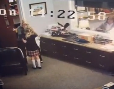El entrañable momento en el que una niña se entera que será adoptada (Video)