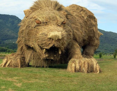 Estos estudiantes japoneses hacen esculturas increíbles con paja de arroz