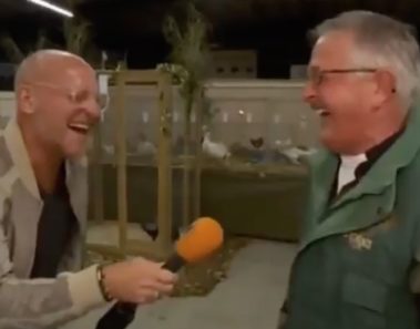 Granjero se ríe como gallina y la entrevista se sale completamente de control; nadie para de reír