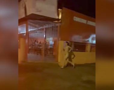 Video picante: Una joven paraguaya corre desnuda tras el novio que se llevó su celular