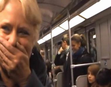 De repente en el metro: La mujer no puede contener la risa – ahora mira la inesperada reacción en el vagón