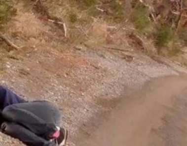 La mujer se hace la muerta al lado del camino – al entender la razón se me llena el corazón