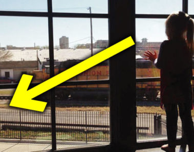 Niña saluda todos los días al conductor – 3 años después descubre un cartel en esa ventana