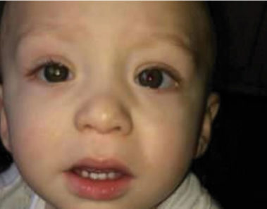 Padre tomó una foto a su bebé – la mira de cerca y descubre el peor temor de cualquier padre