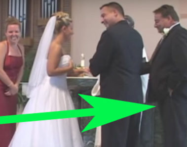 La pareja está en el altar, de repente al padrino le sucedió algo y todos ríen sin parar