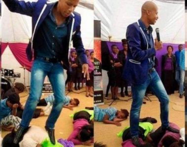 Pastor se cree santo, para no pisar el “suelo pecaminoso” usa niños como alfombra…