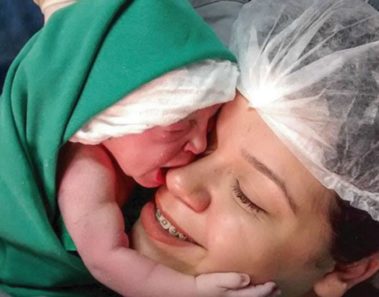 Recién nacida abraza la cara de su mamá apenas la ve, el vídeo te encantará