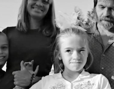 Advirtieron a los padres de que no adoptaran a la niña rubia – pero ellos desafiaron a todos y descubrieron la verdad