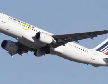 Azafata lee ¨necesito ayuda¨ en nota dejada en el baño del avión y llama a la policía