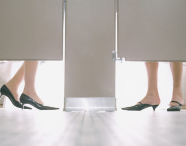 Dueño de bar cuelga cartel en el baño de mujeres – ahora su revolucionario mensaje se viraliza