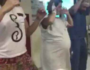 El parto de la mujer no avanza – pero cuando el médico baila ”Despacito” ocurre lo increíble