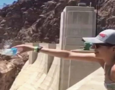Esto es lo que pasa cuando intentas tirar agua sobre la presa Hoover