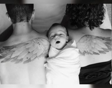 Hermosa foto familiar para homenajear a su primer bebé que falleció con 14 meses
