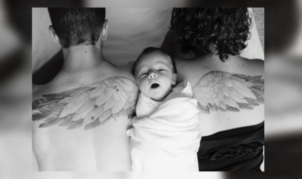 Hermosa foto familiar para homenajear a su primer bebé que falleció con 14 meses