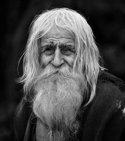 Hombre de 103 años regala el dinero que gana mendigando en la calle