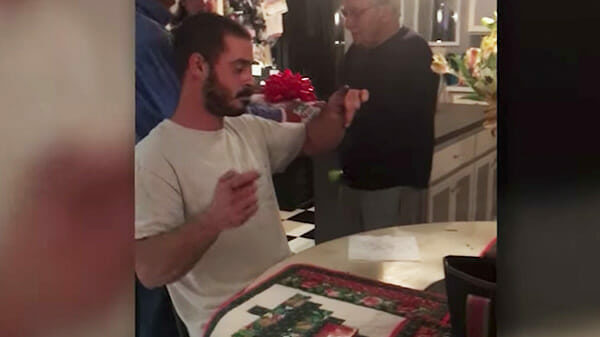 Hombre deprimido recibe regalo de Navidad anticipado – se descompone al levantar la tapa